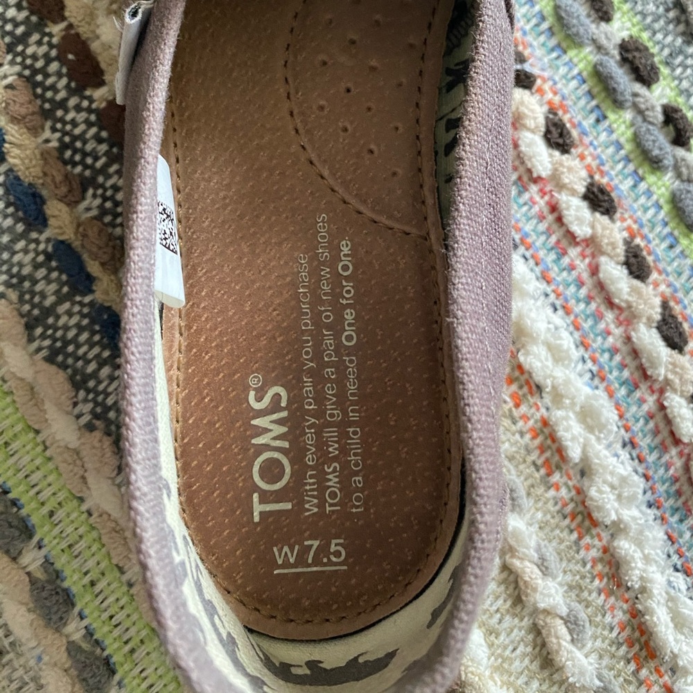 TOMS - Picture 3 of 4